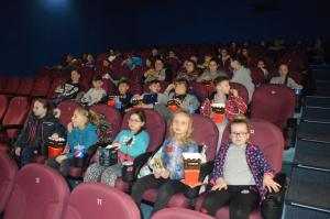 Wyjazd dzieci do kina i lodowiska